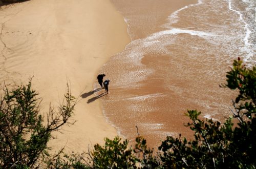 Zwei Menschen am Strand von Portugal